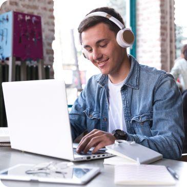 student-writing on keyboard-pc-study-cours