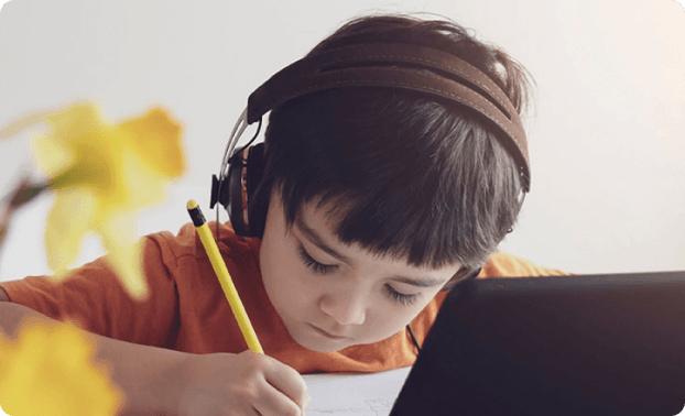 طفل يدرس باستعمال الحاسوب